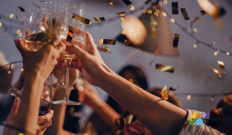 Wir feiern zu Silvester mit Sekt, Glücksbringern und Fondue. Erfahre mehr über Silvesterbräuche rund um die Welt.