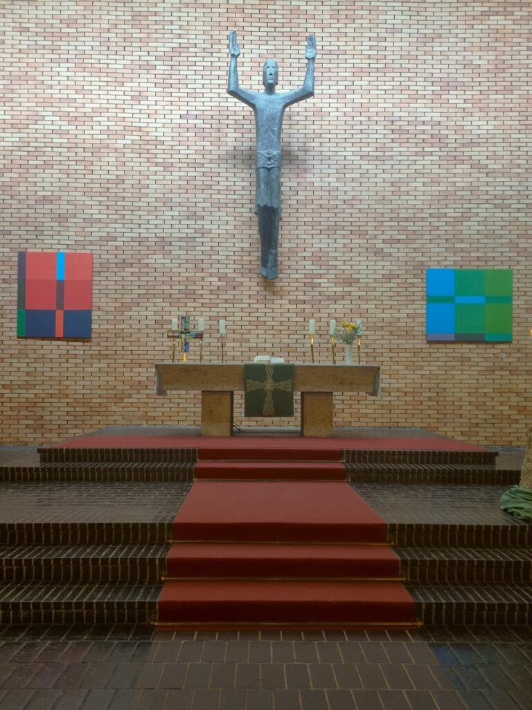 Blick auf den schlichten Altar in der Auferstehungskirche in der Lindengasse. Foto: © Christian Scherl