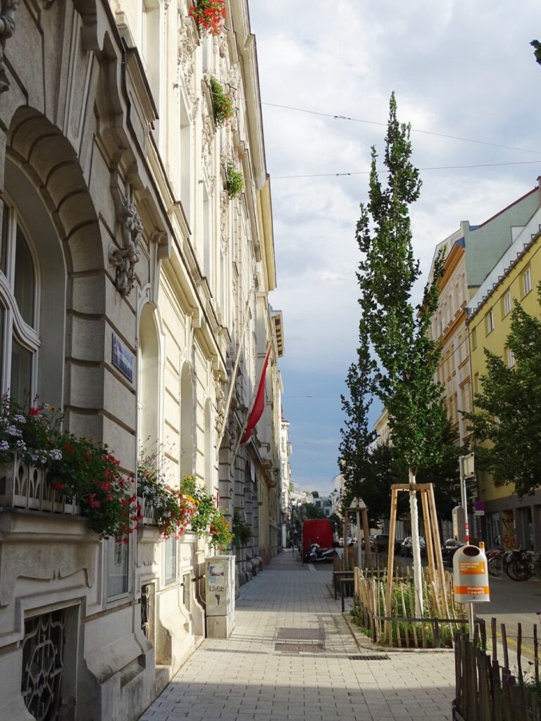 Das Magistratische Bezirksamt für den 6. und 7. Bezirk liegt in der Hermanngasse 24–26, 1070 Wien. Foto: © Veronika Fischer