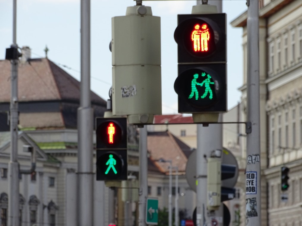 Die Pärchenampel beim Volkstheater in Wien leuchtet für eine Sekunde rot und grün gleichzeitig. Foto: © Veronika Fischer
