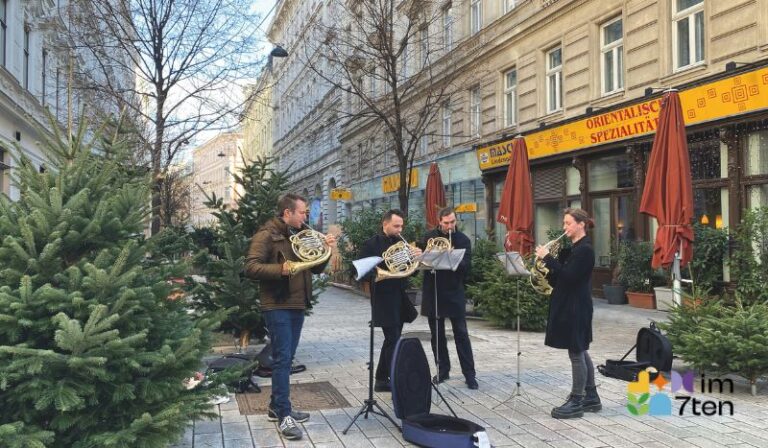 Das Hornquartett ist am 24. Dezember im 7. Bezirk unterwegs.