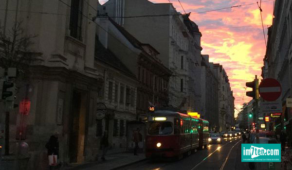 Die Westbahnstraße in Wien,Neubau in der Abenddämmerung.