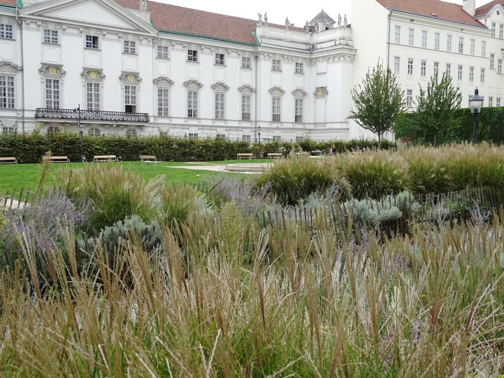 Der Weghuberpark ist der größte Park im 7. Bezirk Wiens.