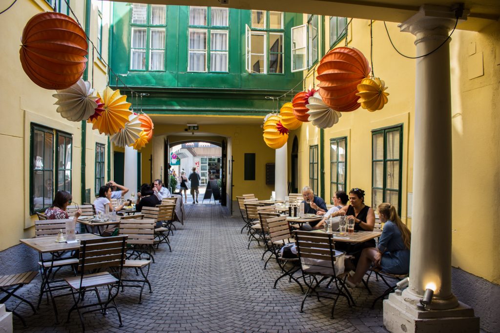 cafe latte neubau gastgarten