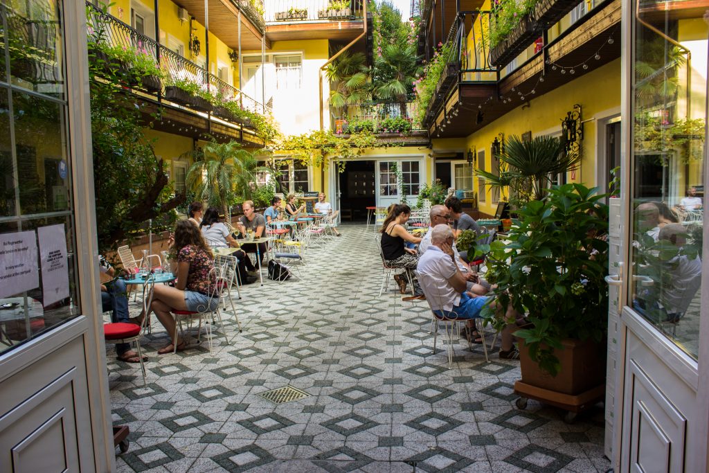 hotel am brilliantengrund gastgarten