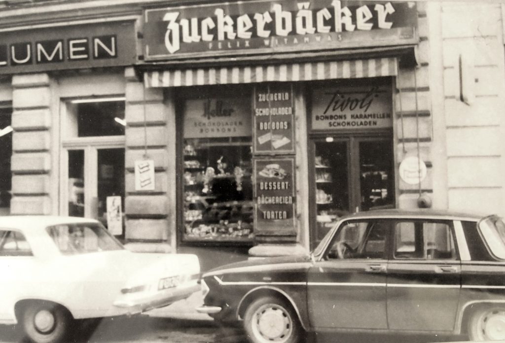 Zuckerbäcker Felix Witamwas hatte sein Geschäft einst hier, wo wir heute froemmel's antreffen. So sah die Zieglergasse in den 1960er Jahren aus.