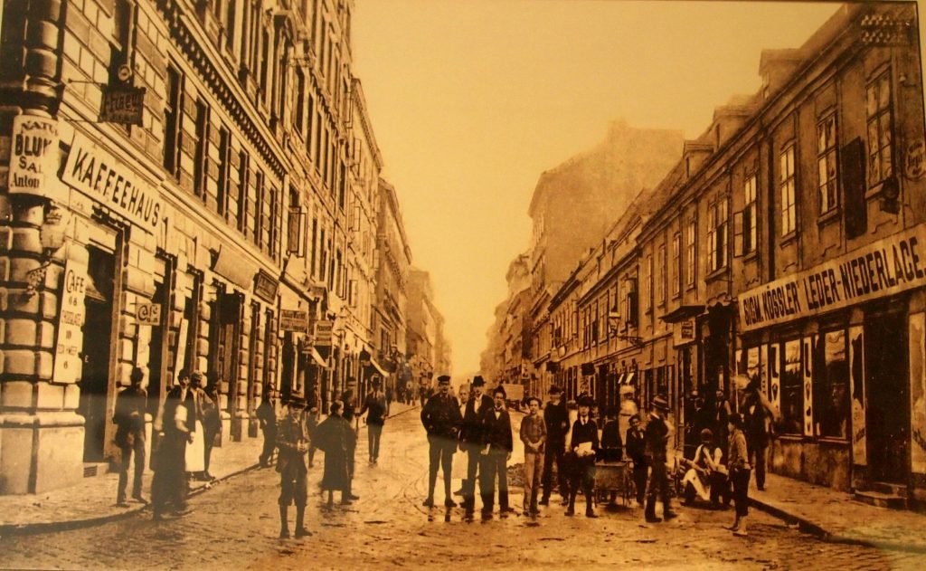 Historische Bilder aus dem 7. Bezirk: Alte Fotografie von Burggasse Ecke Zieglergasse mit Blick in Richtung Mariahilfer Straße