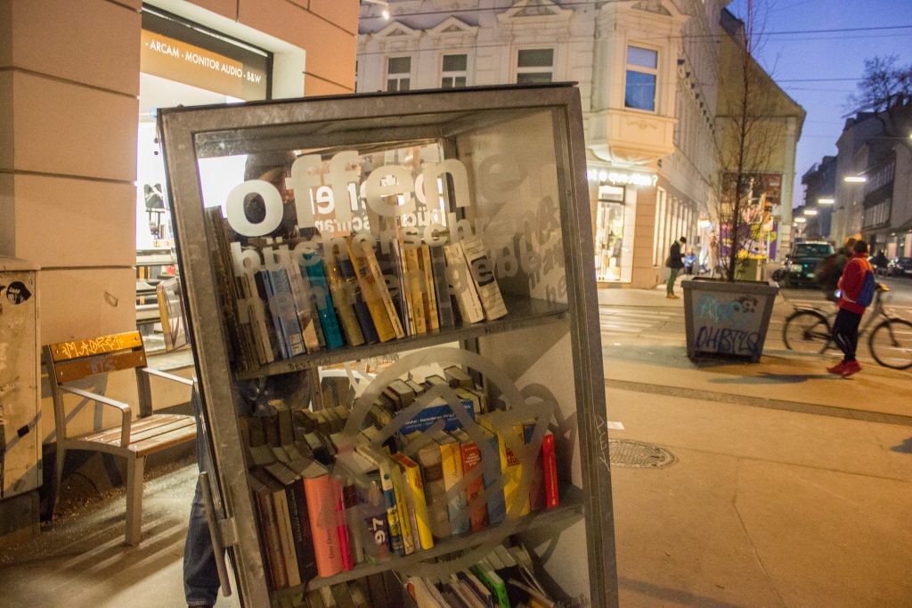 Der offene Bücherschrank in 1070 Wien ist toll für Last-Minute-Geschenktipps.