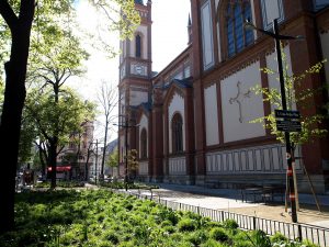 Vor der Altlerchenfelder Kirche findet freitags der Bauernmarkt in Wien 1070 statt.