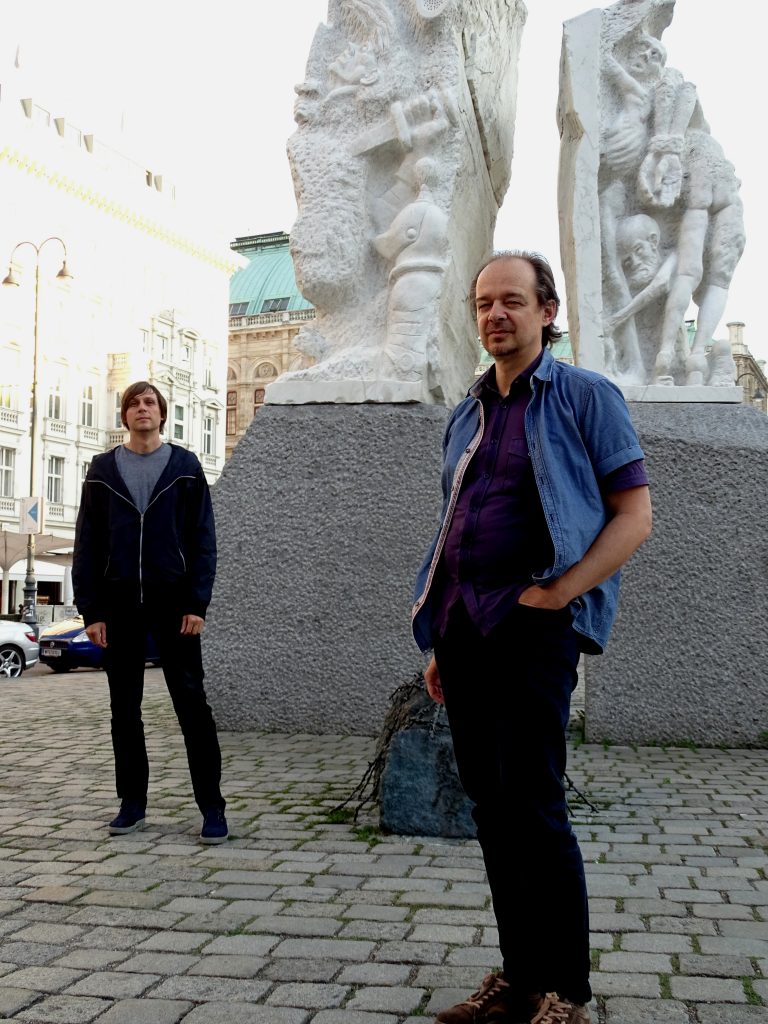 Lazar Lyutakov & Günter Puller vor dem Mahnmal gegen Krieg und Faschismus von Alfred Hrdlicka | Foto: Veronika Fischer