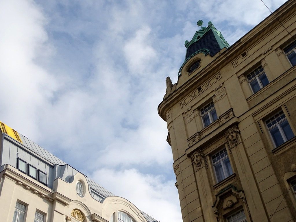 Blauer Himmel über der Neubaugasse Ecke Richtergasse.