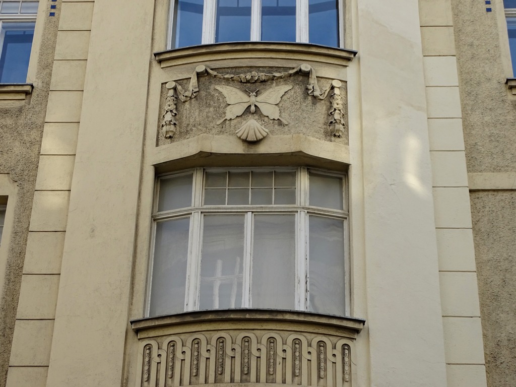 In der Richtergasse 1 steht ein Haus aus dem 20. Jahrhundert mit wunderschöner Fassade.