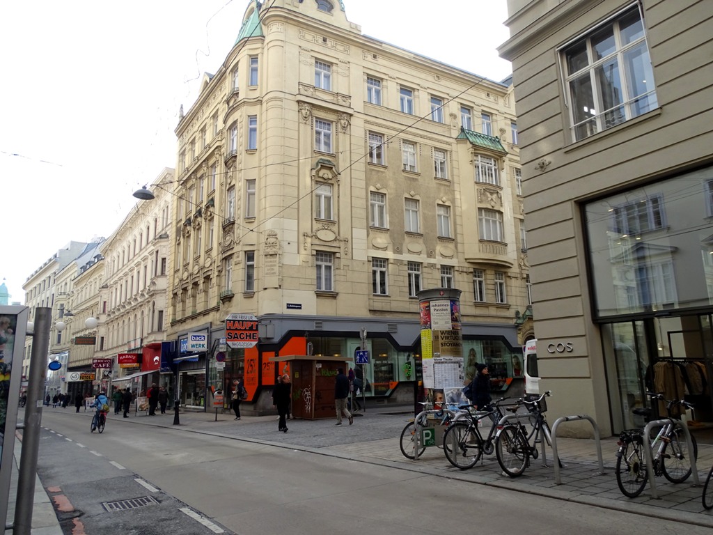 Das Haus in der Richtergasse 1 mit der Aufschrift zur Gerechtigkeit trägt uns Rätsel auf.