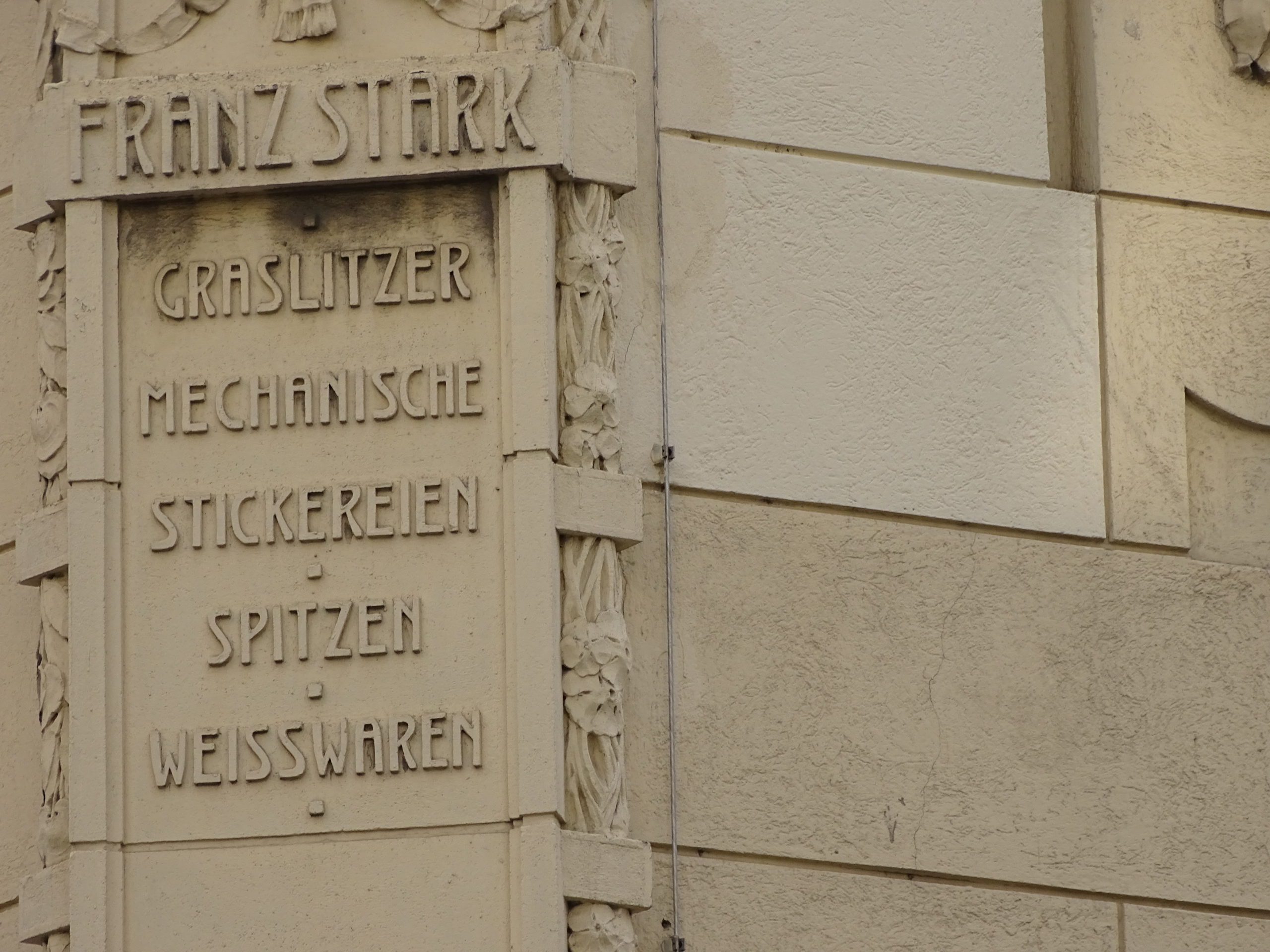 In der Richtergasse 1 Ecke Neubaugasse steht ein Haus auf dessen Fassade steht: "Franz Stark, Graslitzer Mechanische Stickereien, Spitzen, Weißwaren"