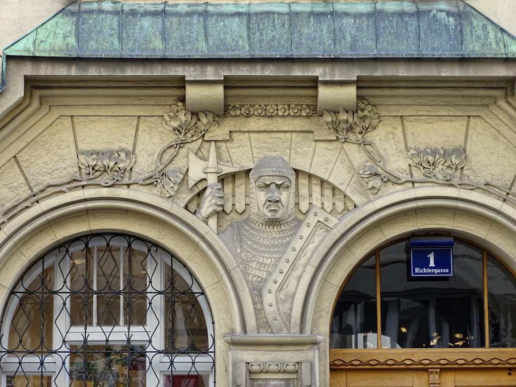 Der Ritter auf dem Haus in der Richtergasse 1 in 1070 Wien hat einen eisernen Blick.