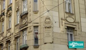 Das Haus "Zur Gerechtigkeit" in der Richtergasse 1 Ecke Neubaugasse 9 in 1070 Wien wurde 1908 erbaut.