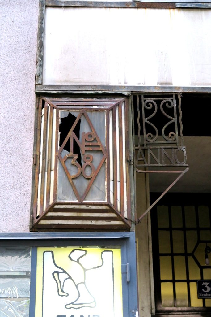 Neubaugasse 38, Anno Schild