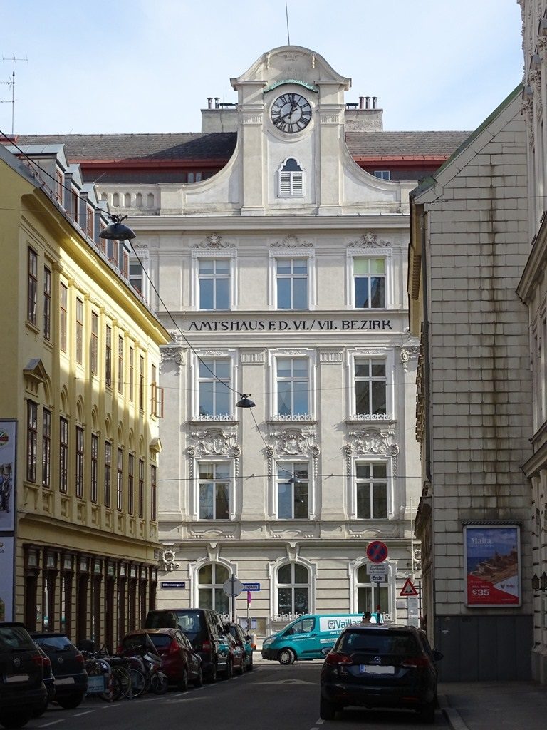 Das Amtshaus des 6. und 7. Bezirks liegt in der Hermanngasse in 1070 Wien.