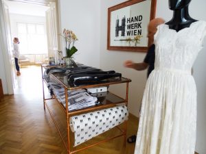 Bei Handwerk Wien kannst du dein Brautkleid schneidern und später zu einem neuen Kleidungsstück upcyceln lassen.