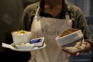 Joghurt mit Früchten bei Felzl