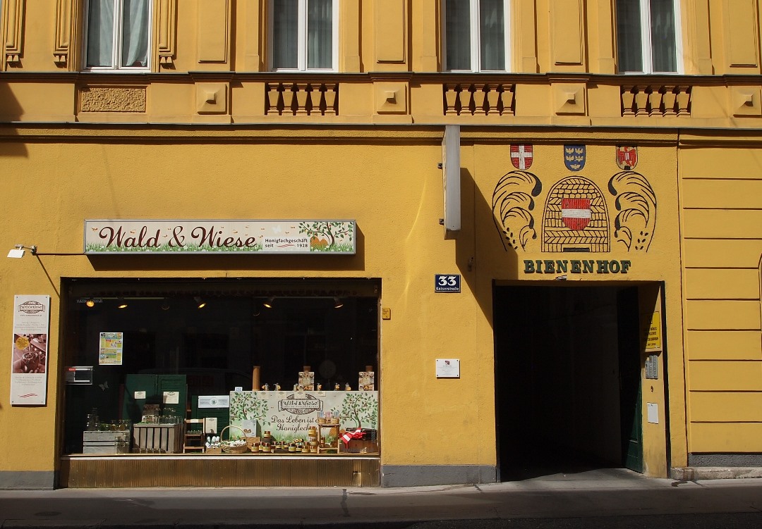 Die gelbgoldene Fassade von Wald & Wiese passt zum Wiener Familienunternehmen.