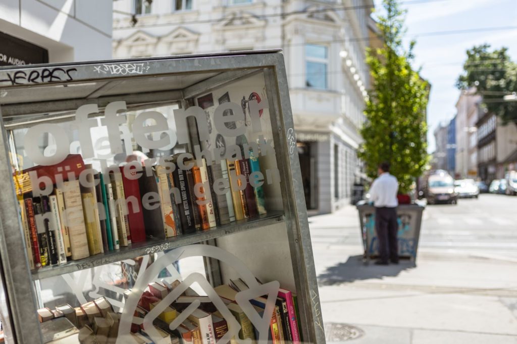 Offener Bücherschrank in der Westbahnstraße Ecke Zieglergasse. Foto: © Christian Steinbrenner