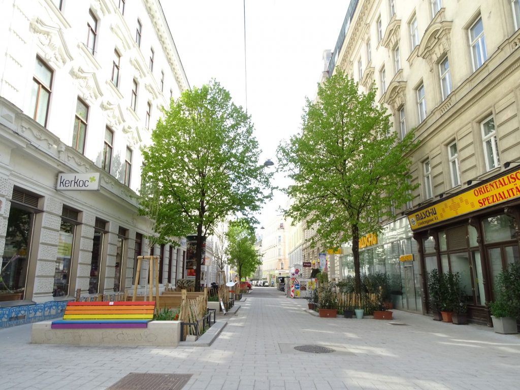 Die Regenbogenbank in der Lindengasse Ecke Neubaugasse lädt zum Niedersetzen ein.