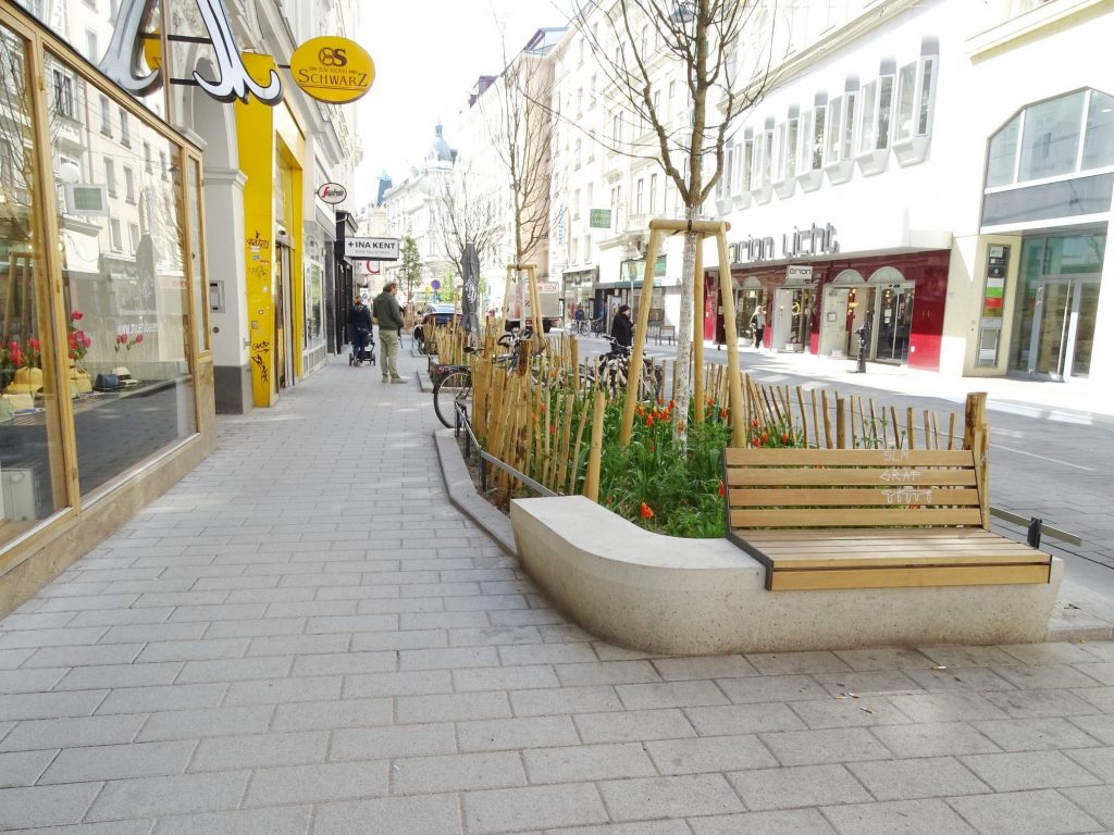 Die Neubaugasse wurde 2020 zur Begegnungszone umgebaut. Hier kann man in Ruhe sightseeing betreiben.