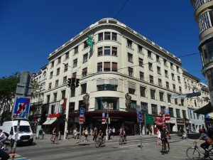 Beim Sightseeing in Wien darf die Mariahilfer Straße nicht fehlen, von der aus man am besten in die Neubaugasse abbiegt, wo viele Fachgeschäfte ihr Zuhause haben.