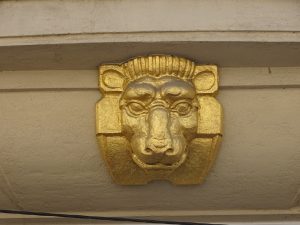 Ein goldener Löwe auf dem Haus von Duldner & Deutsch in der Neubaugasse 10.