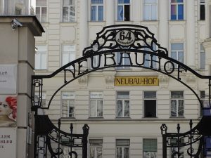 Der Neubauhof in der Neubaugasse 64-66 wurde 1904 errichtet. Im 2. Weltkrieg befand sich hier auch ein Zwangsarbeiterlager.