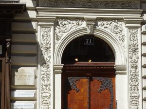 Die Gedenktafel für Rudolf Jeremias Kreutz befindet sich in der Neubaugasse 71 und kann bei einer Sightseeing-Tour durch den 7. Bezirk entdeckt werden.