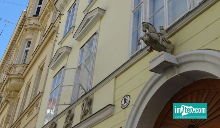 Sightseeing in der Neubaugasse bei einem der vielen historischen Gebäude in Wien.