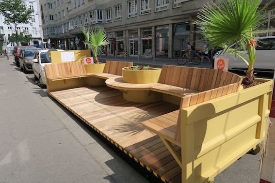 Sitzgelegenheit in der Westbahnstraße 6, 1070 Wien, vor SehProjekt. Foto: © Agentur Stadtfein