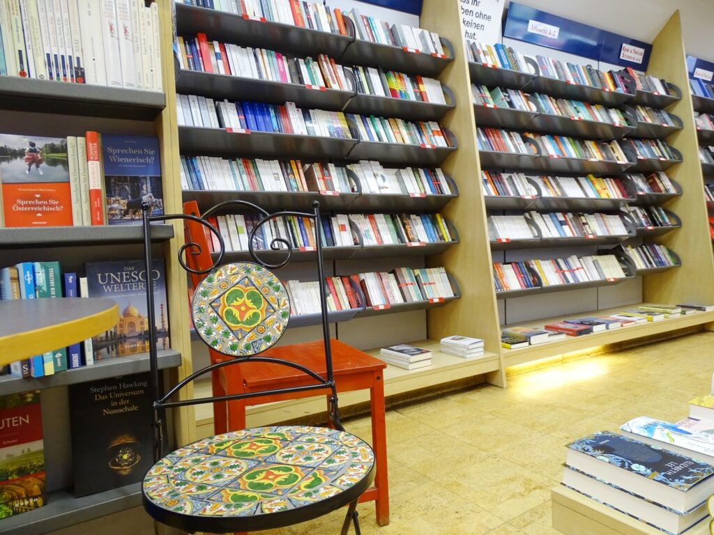 In der Buchhandlung Hintermayer gibt es Sachbücher und Bildbände zu günstigen Preisen.