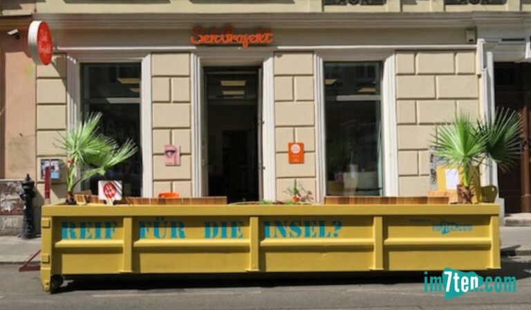 Die konsumzwangfreie Sitzgelegenheit der IG der Kaufleute am Neubau ist zurück in der Westbahnstraße 6, 1070 Wien. Foto: © Agentur Stadtfein.