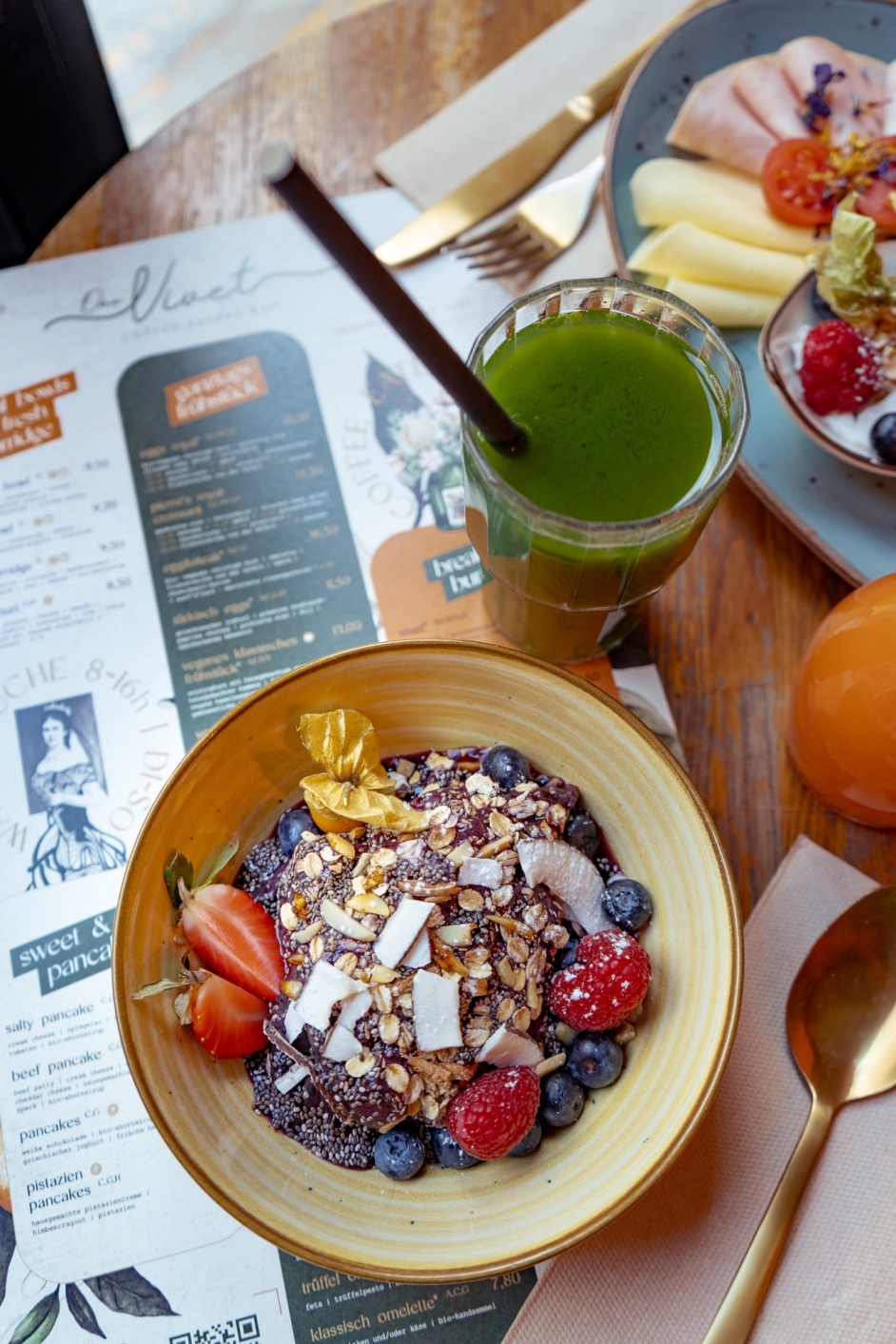 Die Frühstücksbowls von Das Vivet sind perfekt für ein Schlemmerfrühstück. Dazu gibt es frisch gepresste Säfte.