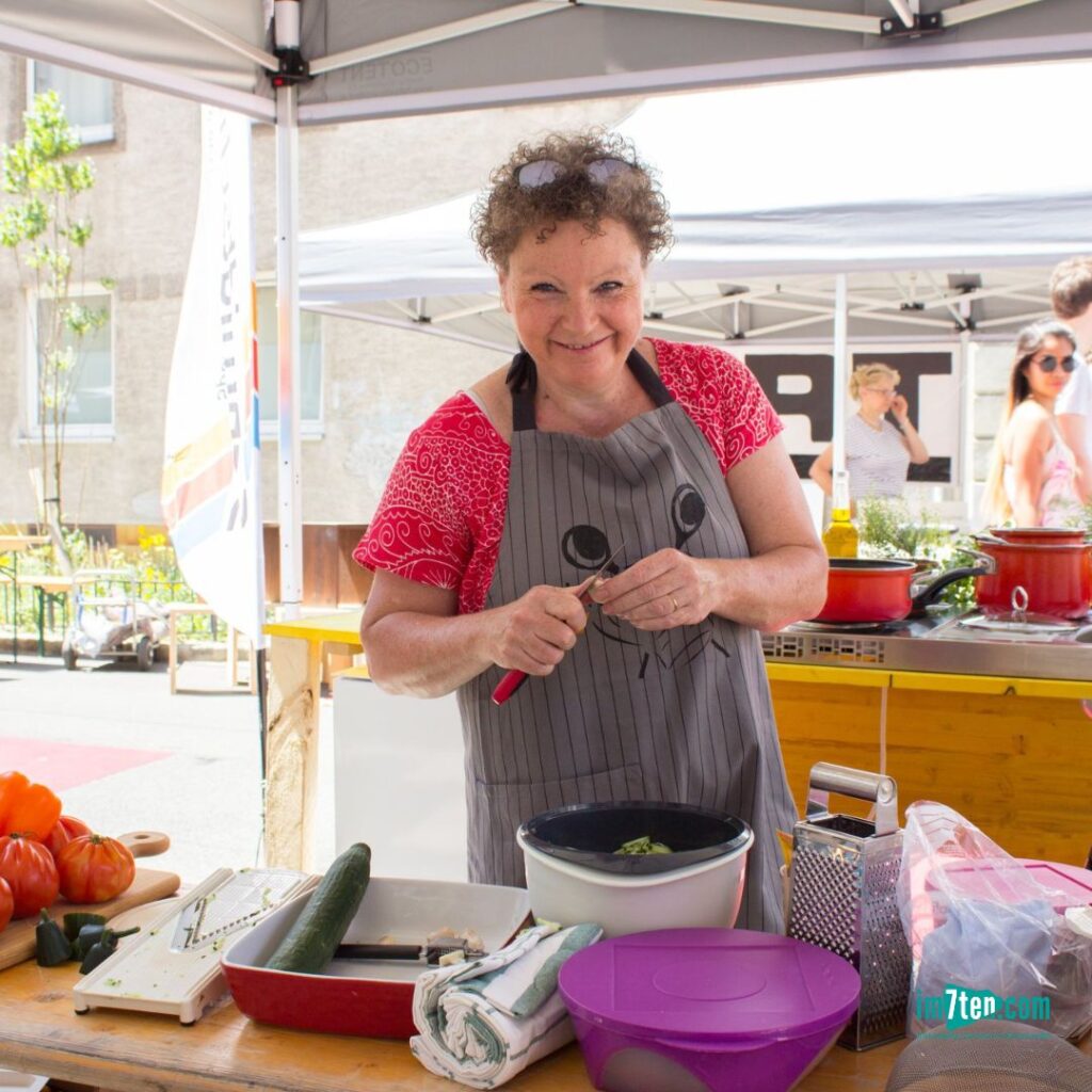 Helga Schmidtschläger kocht im 7. Bezirk im Rahmen von "Kochen in der Hermanngasse".