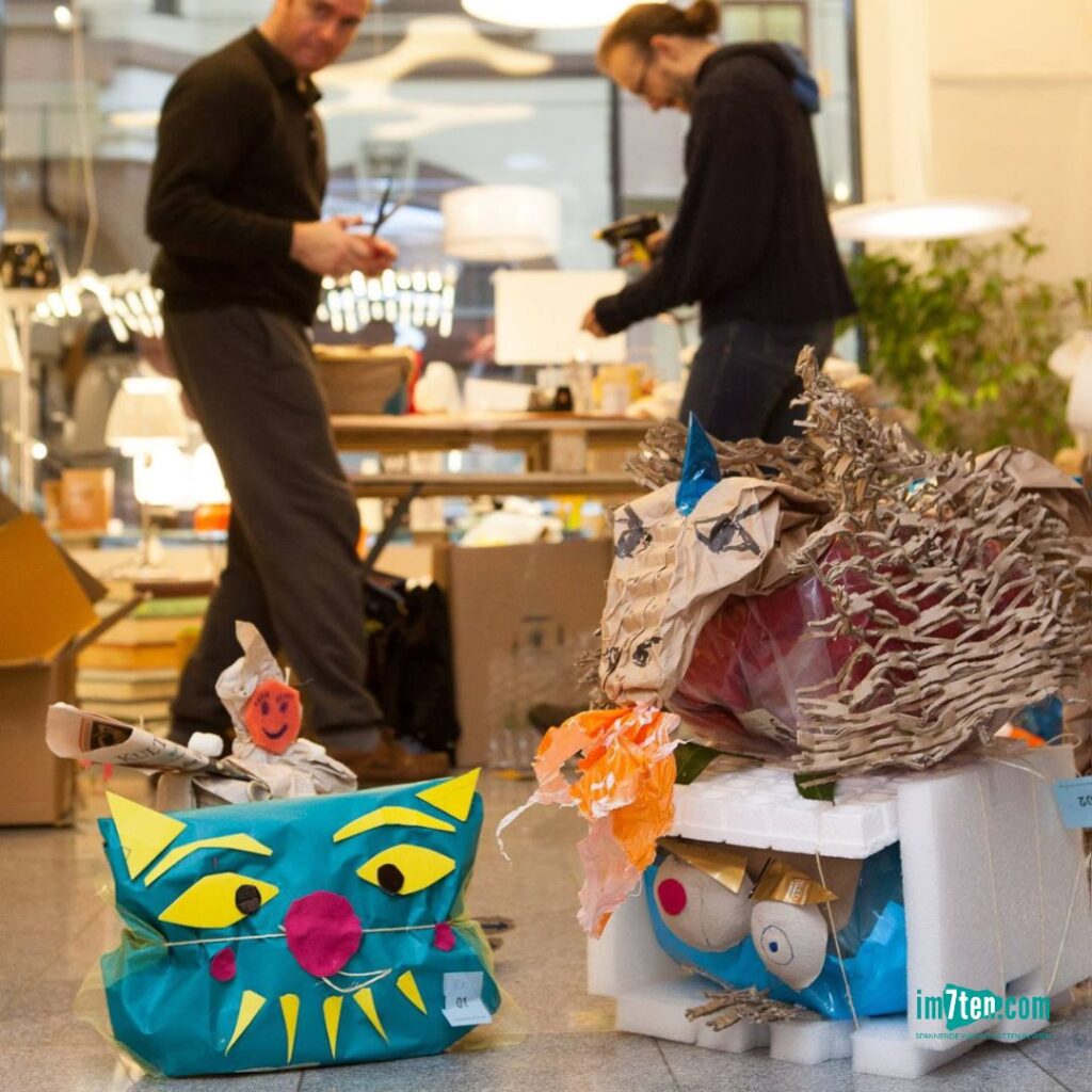Katzen, Drachen und Monster aus Recyclingmaterialien warten darauf abgeholt zu werden.
