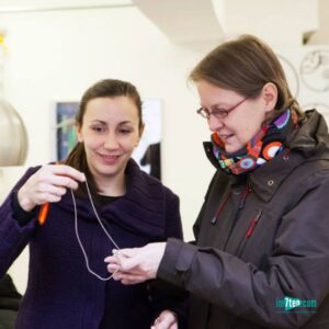 Christiane Paulitsch und Gudrun Kirchert von der Agentur Stadtfein bewundern die verpackten Geschenke bei der Aktion "Künstler packen ein".