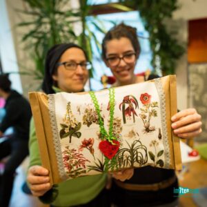 Künstlerinnen verpackten von 2013 bis 2019 die Geschenke der Kundinnen und Kunden im 7. Bezirk bei der Aktion Künstler packen ein.