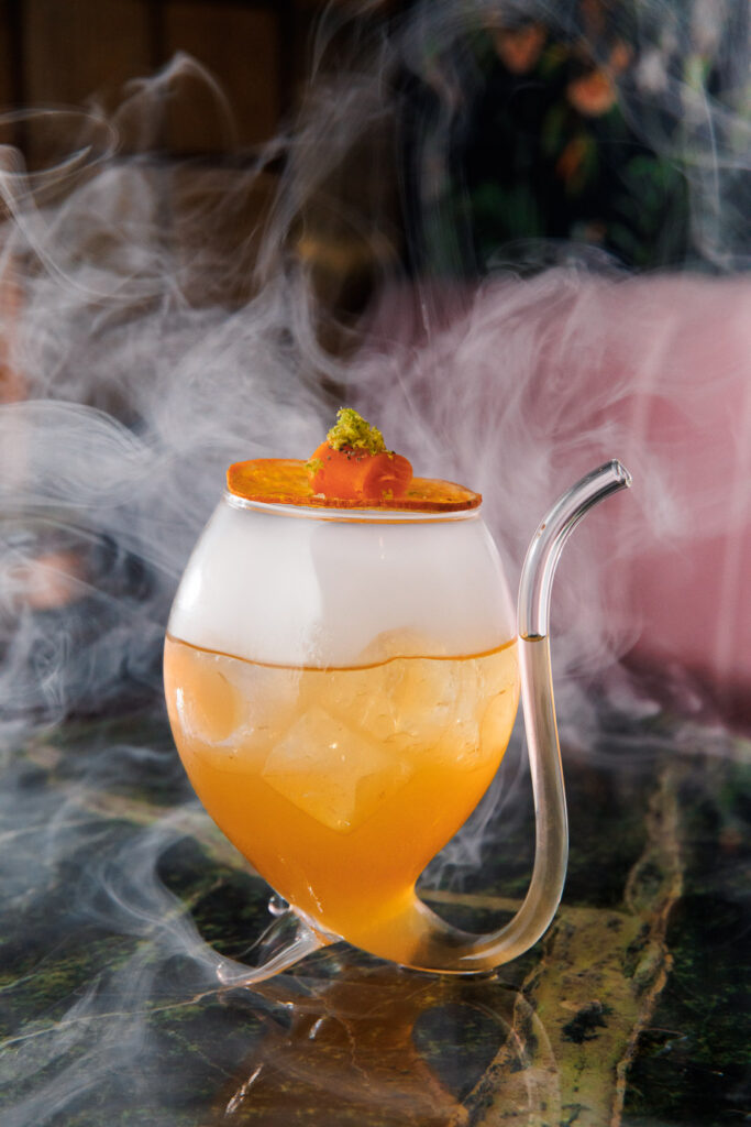 Der Cloudy River Cocktail wird in einer antik anmutenden Bierpfeife angerichtet, aus der zu trinken alleine schon ein besonderes Erlebnis ist.