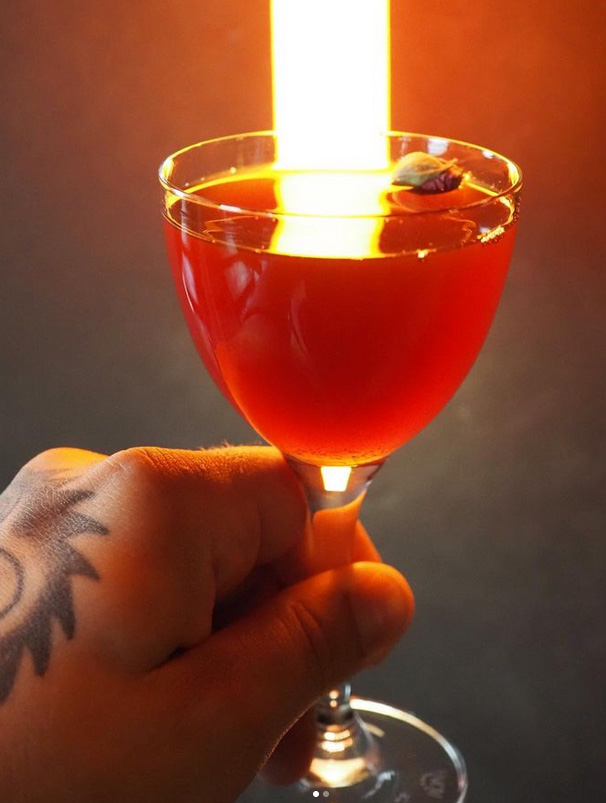 Probiert den Cocktail Johanna&Johannes – eine Liebesbeziehung zwischen Cognac, Pineau de Cahrente, dem Kasper Espresso Liqueur, Sherry und Himbeeren, das kann nur gut ausgehen.