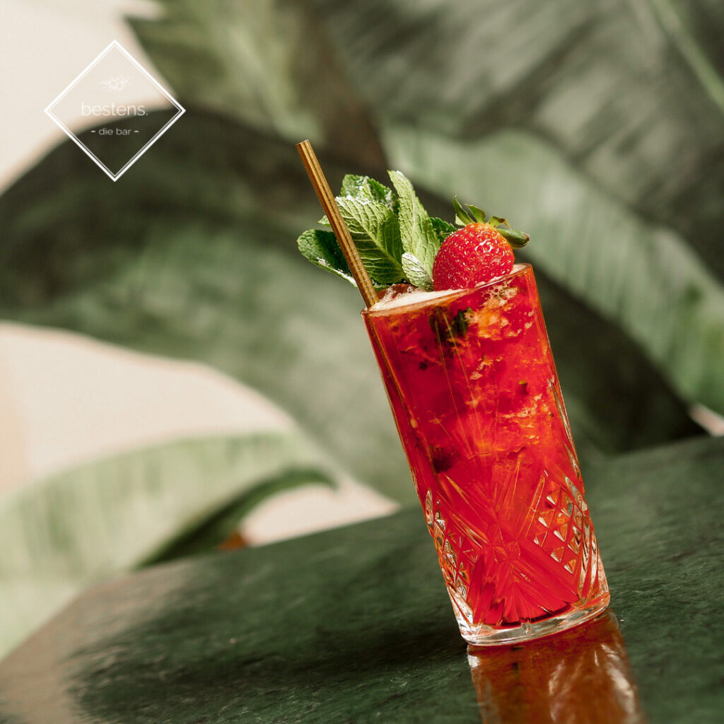 Wir verkosten den Salberry Cocktail mit Tequila, Erdbeeren und selbstgemachtem Salbeisirup.
