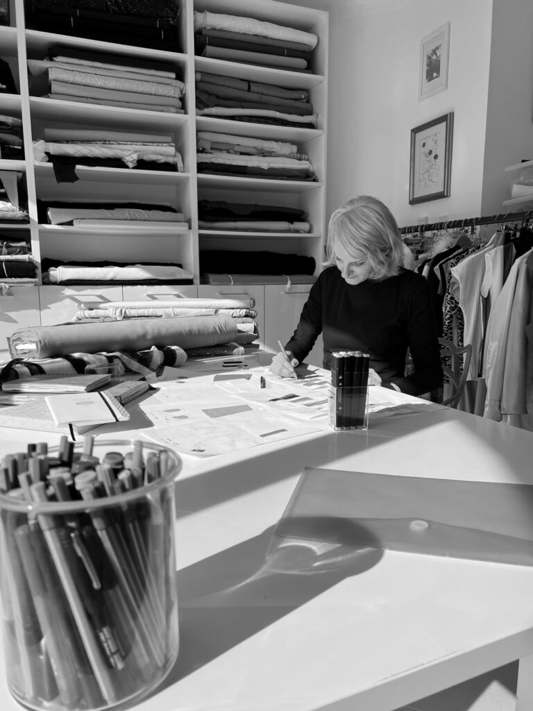 Elke Freytag beim Designen neuer Kollektionsteile in ihrem Studio. Foto: Elke Freytag