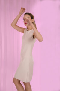 Beiges Kleid aus der Frühjahrskollektion von Elke Freytag. Foto: