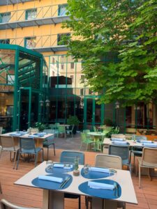 Der begrünte Hof ist perfekt, um Food and Drinks im Handwerk Restaurant zu genießen. Foto: bereitgestellt