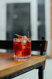 Die OBEN Rooftop Bar bietet Cocktails mit Tee-Twist. Foto: © Mila Eder