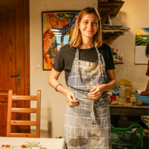 Natascha in der eigenen kleinen Werkstatt beim Keramik Formen. Foto: ©NaturoTheke