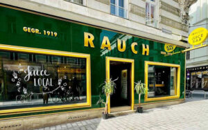 Die Rauch Juice Bar in der Neubaugasse 13, 1070 Wien, versorgt mit frischgepressten Fruchtsäften und kleinen Snacks.